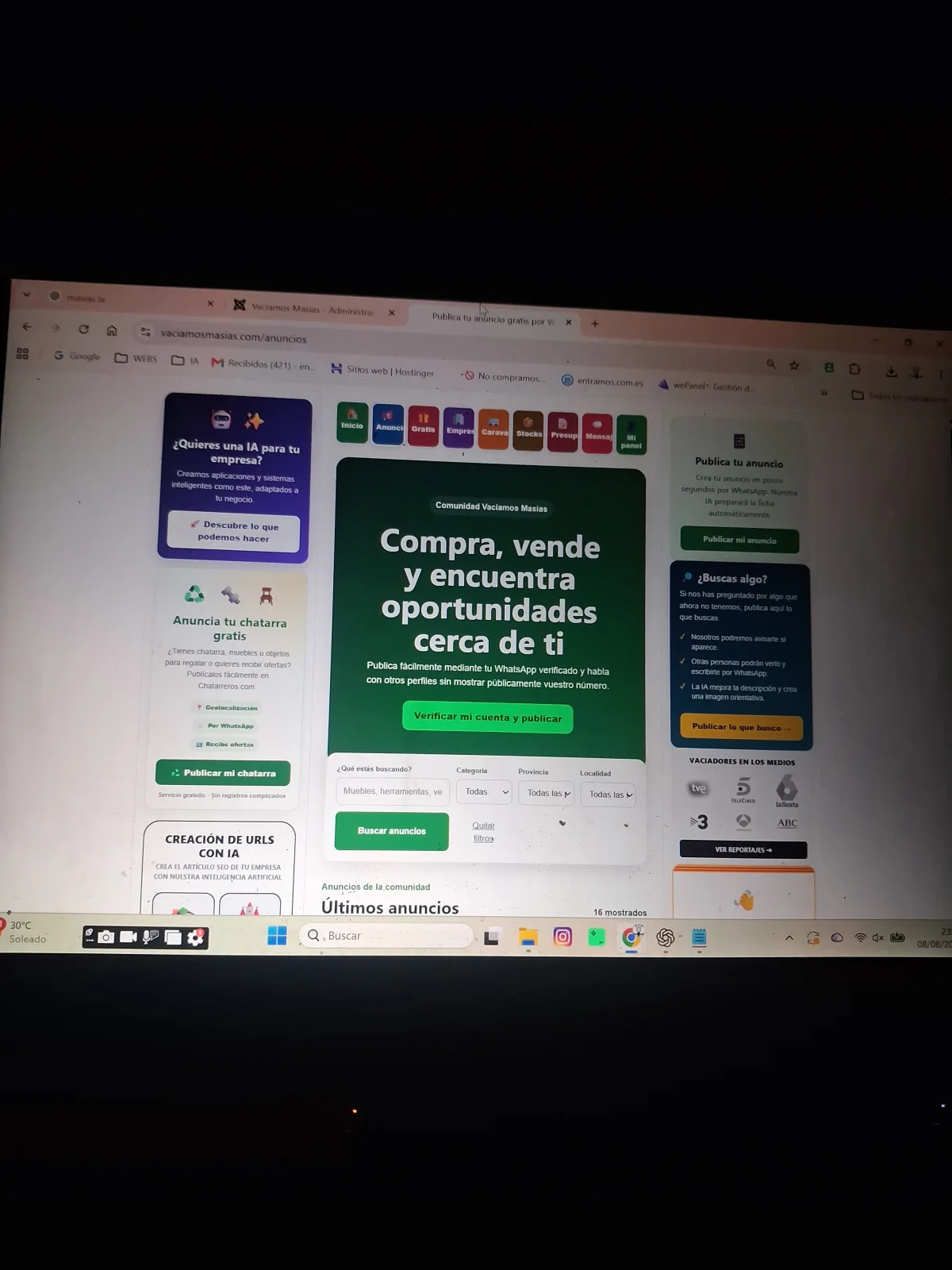 Pantalla de computadora con pantalla rota para regalo